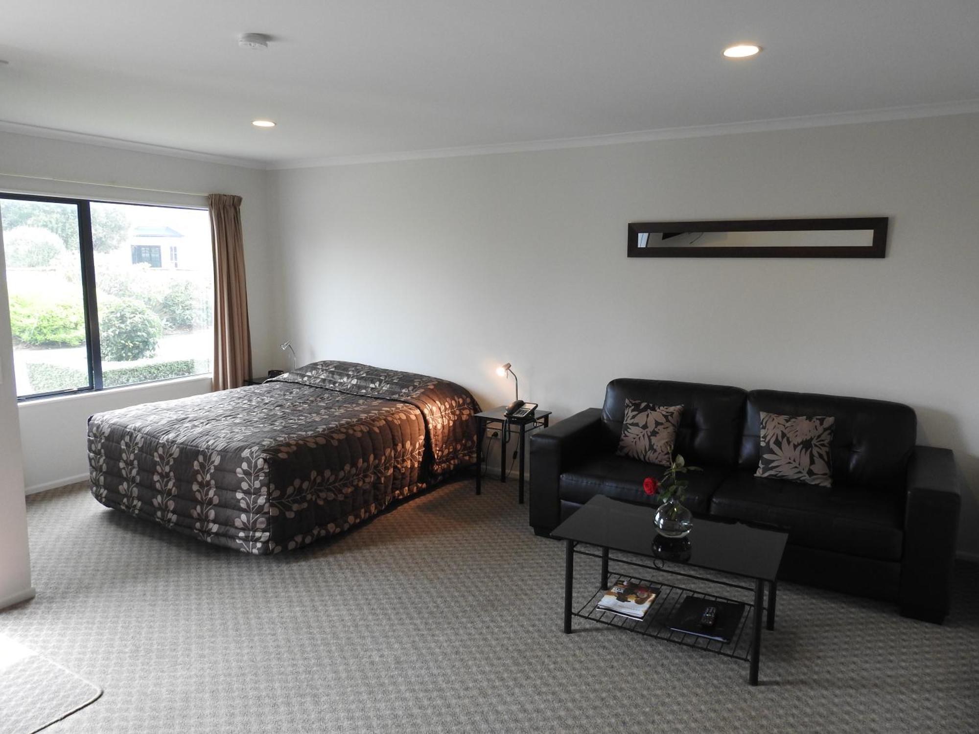 Tudor Lodge Motel Hawera Exterior photo