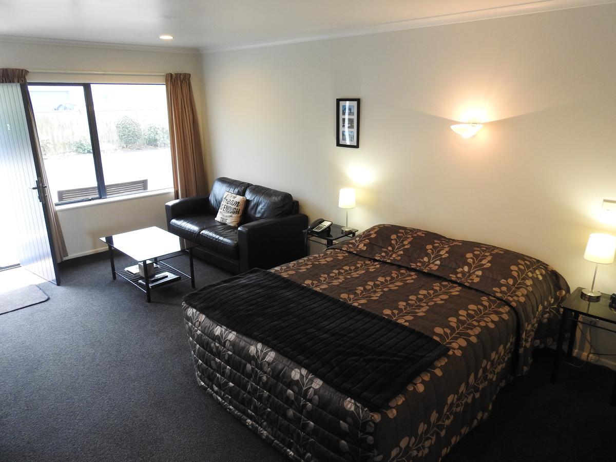 Tudor Lodge Motel Hawera Exterior photo