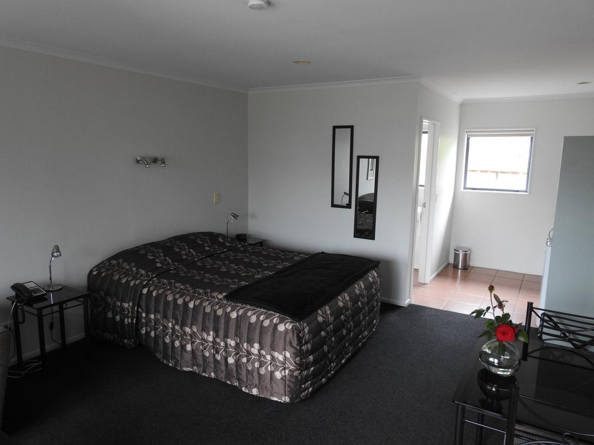Tudor Lodge Motel Hawera Exterior photo
