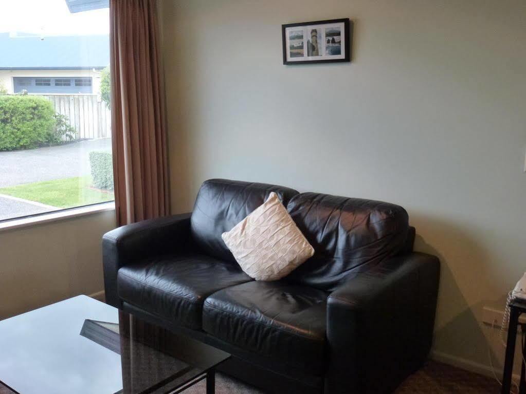 Tudor Lodge Motel Hawera Exterior photo