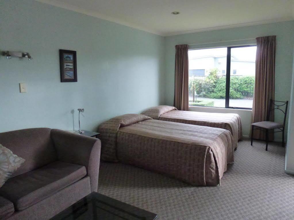 Tudor Lodge Motel Hawera Exterior photo