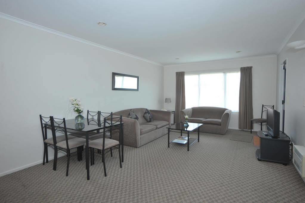 Tudor Lodge Motel Hawera Exterior photo